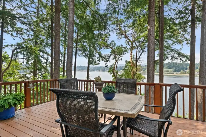 Enjoy your favorite spirts while keeping an eye on the Bremerton Yacht Club, and Port Washington Narrows.