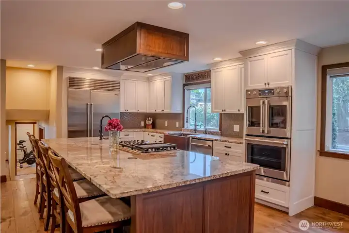 Dual oven & sub zero fridge!