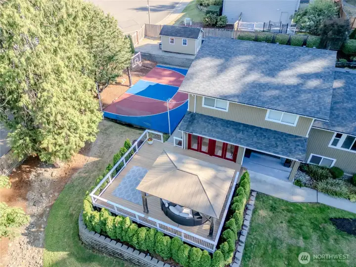 Large deck with arbor!