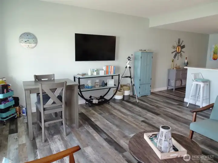 Dining Area w/ beach-themed furnishings.