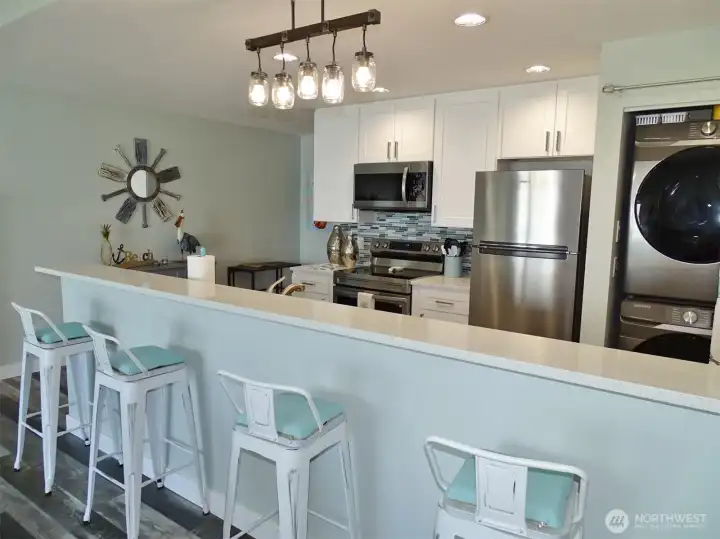 Full-length Eating Bar.