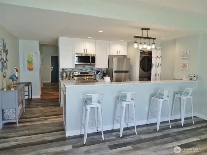 Open Kitchen w/ full-length Eating Bar.