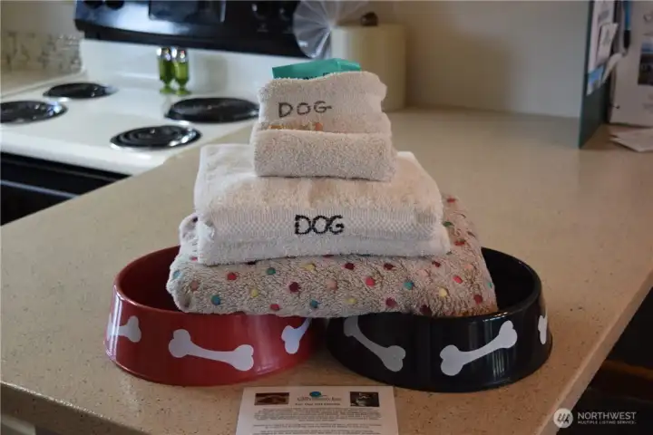 Dogs up to 75 lbs are welcome in this unit!