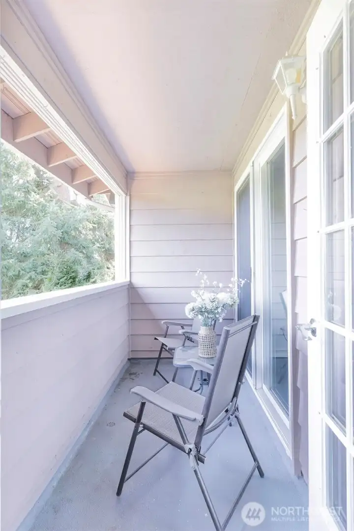 Balcony off liv rm & primary rm