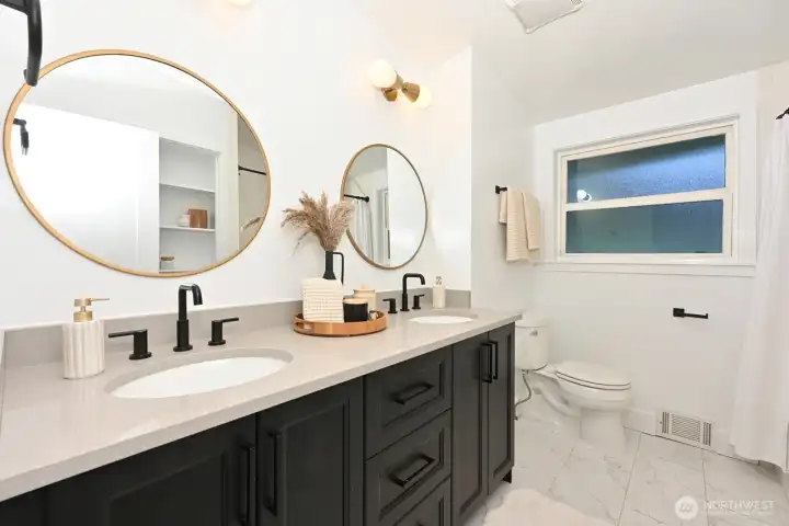 Main floor full bathroom