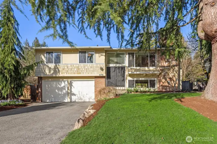 Charming home in North Rose Hill on a large, level lot!