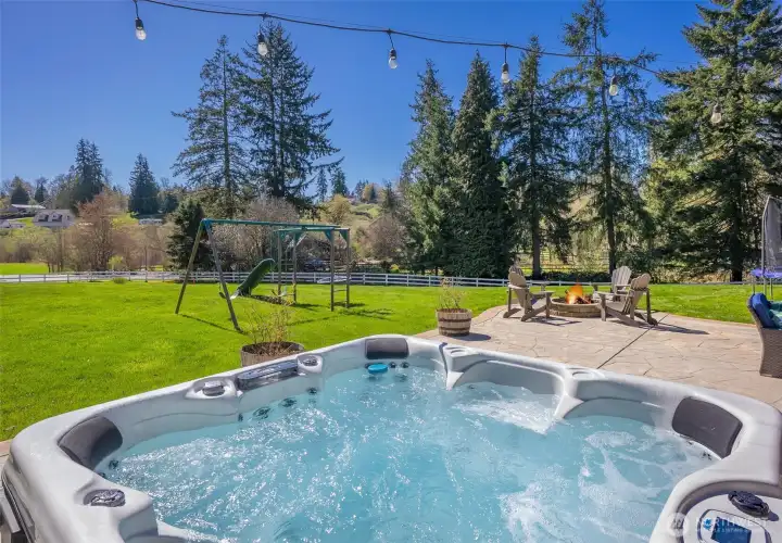 Hot tub, perfect for summer nights!