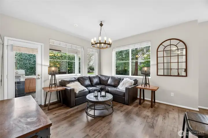 End unit with Large Windows.