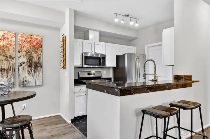 Updated Granite Kitchen w/ newer Appliances