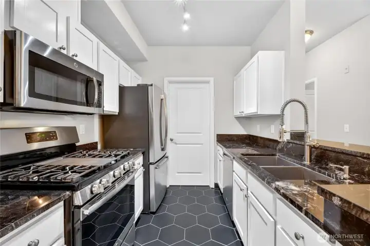 Updated Granite Kitchen w/ newer Appliances