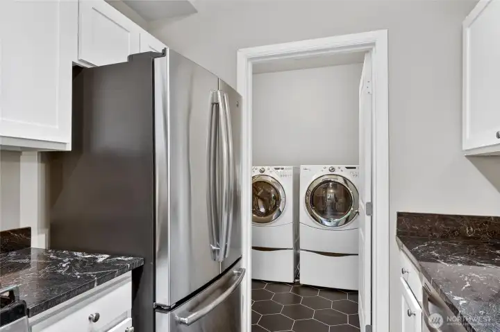 Updated Granite Kitchen w/ newer Appliances