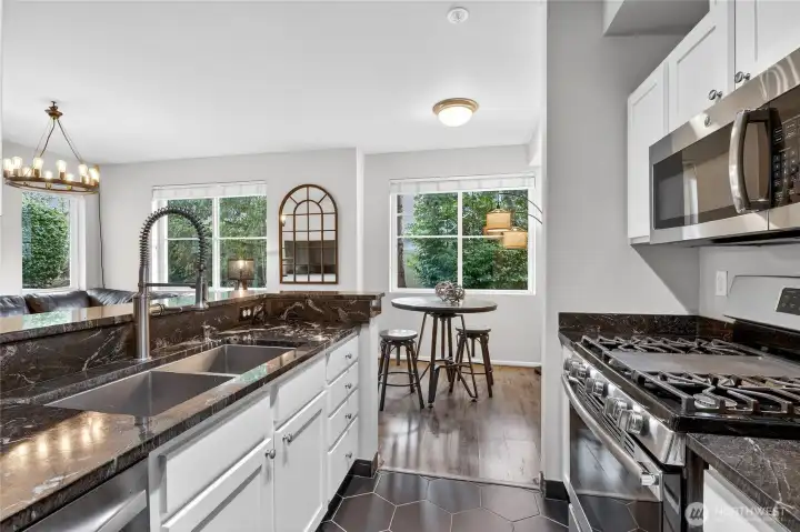 Updated Granite Kitchen w/ newer Appliances