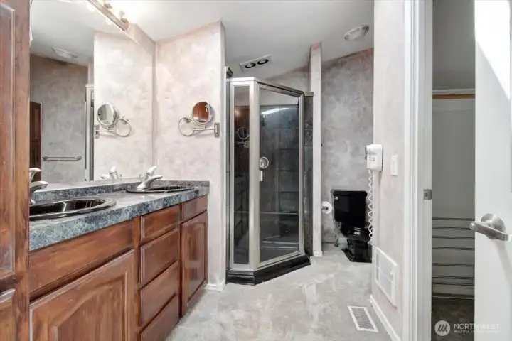 Main bathroom 1