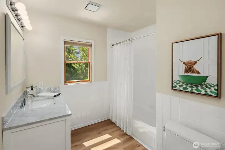 Main House Upstairs Hall Bathroom