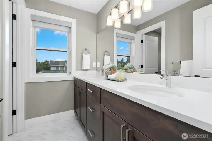 Ensuite bathroom in second bedroom upstairs