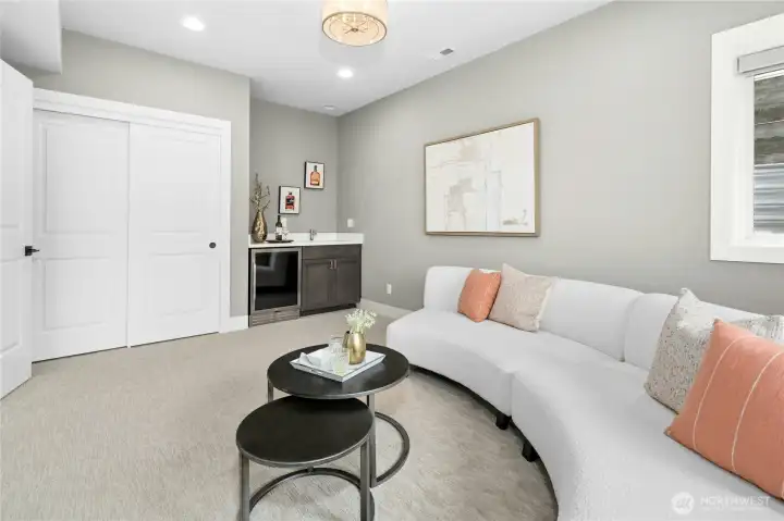 Entertainment/cinema room or another bedroom (with wet bar)