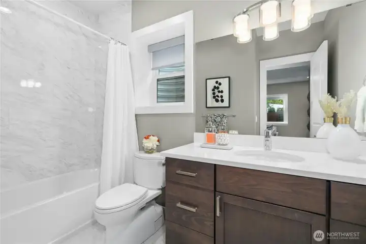 Downstairs bathroom with tub/shower