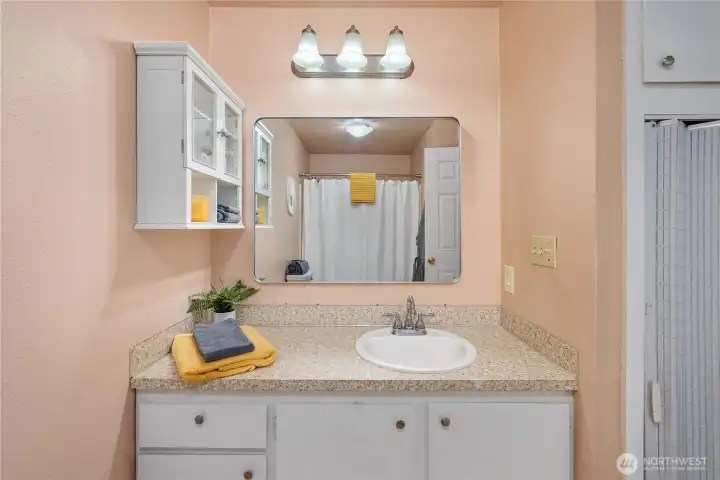 Large Full Bath w/Linen closet