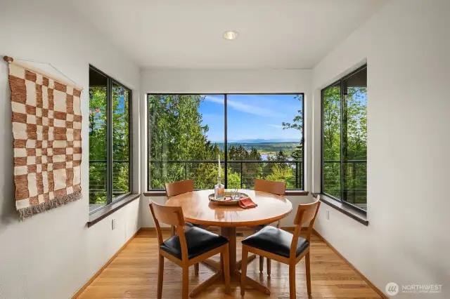 Savor sparkling lake views from the breakfast nook.