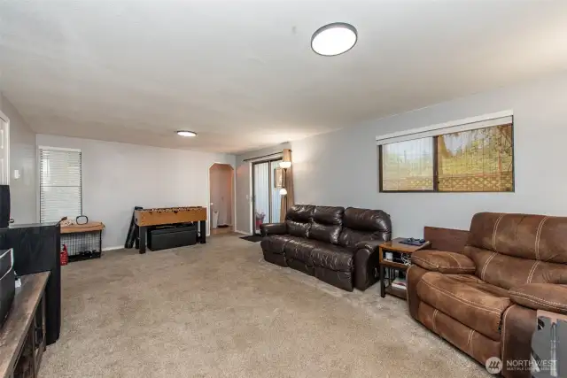 Spacious Flex room with attached bathroom