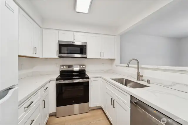 Fully updated Kitchen w/ quartz counters & new cabinets