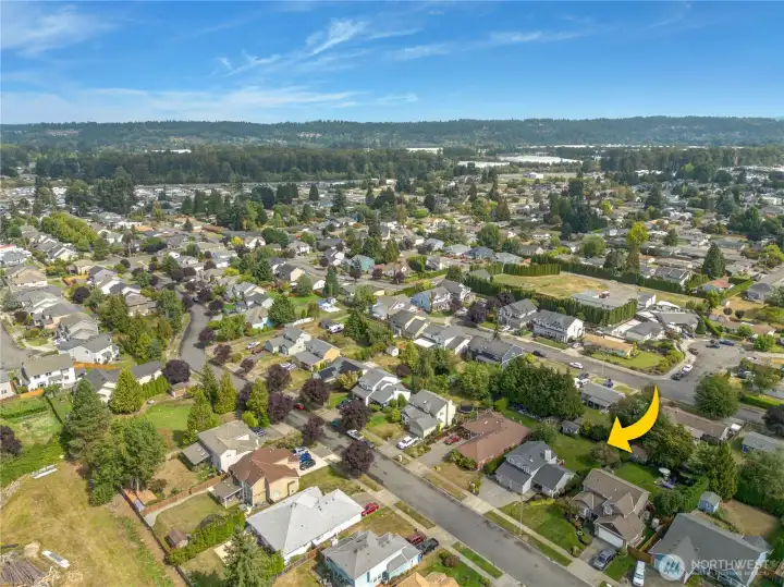 Downtown Puyallup is about 5 minutes (and under 2 miles) away with the ice cream shop, cake bakery, pizza place, cafes, farmers market, library, schools, and Sounder station for commuters.