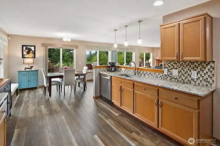 Spacious kitchen with eating area - an entertainers dream!