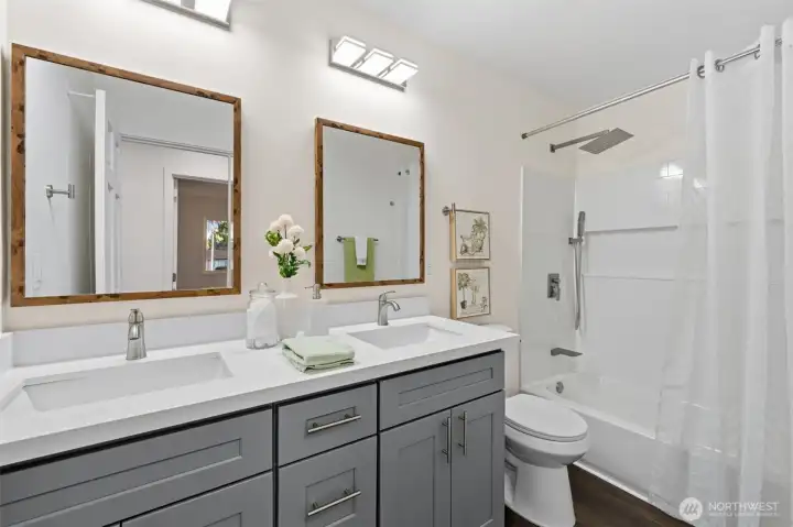 Hall Bathroom with Tub