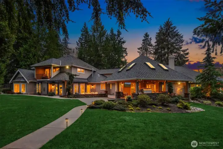 Graceful private back yard to barn!