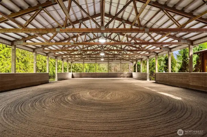 Well maintained covered arena with 2 sided sprinkler.