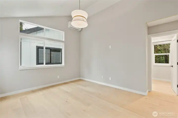 Primary en suite with vaulted ceilings