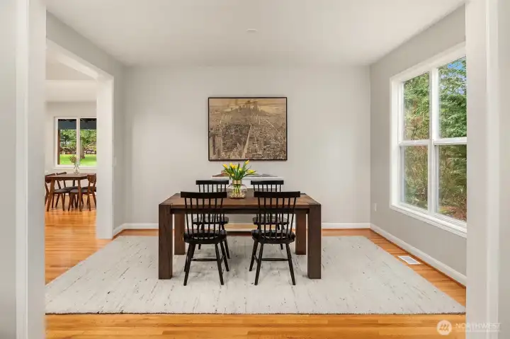 Dining room perfect for entertaining!