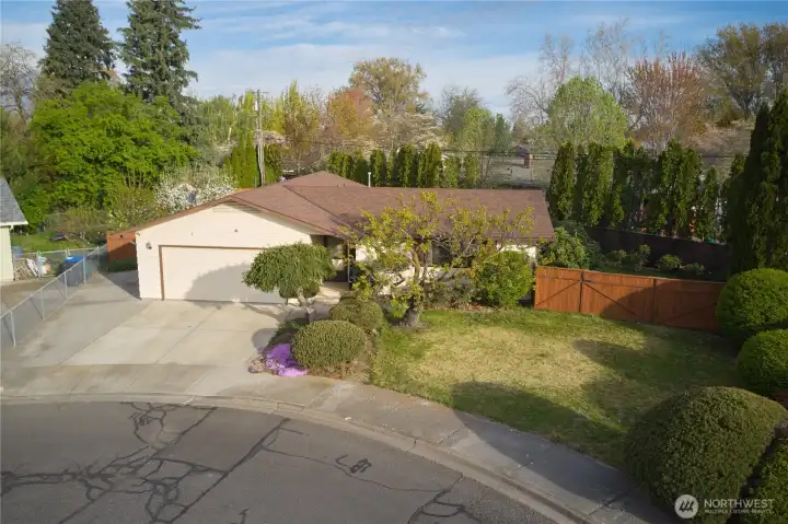 Front aerial view of 863 Dow Dr in WW