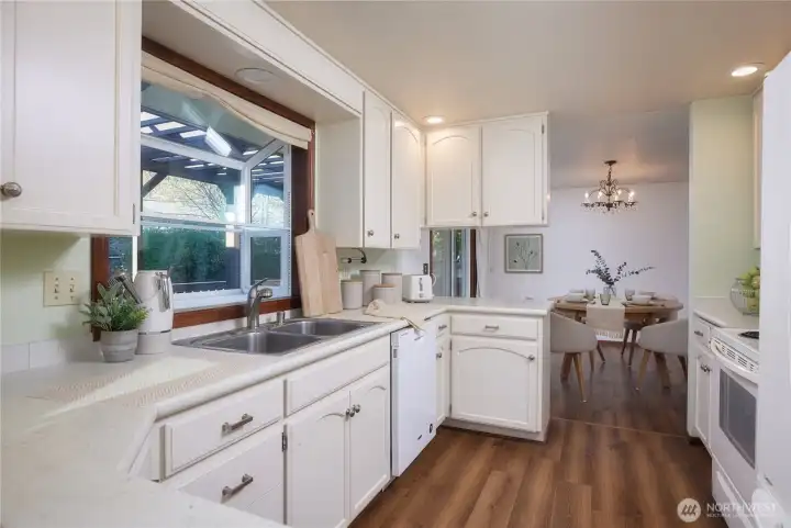 Kitchen w new garden window