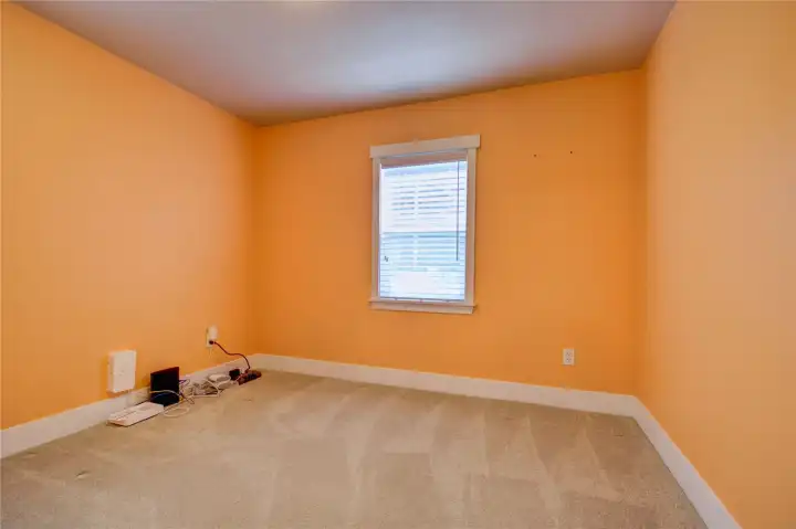2nd bedroom has no closet.