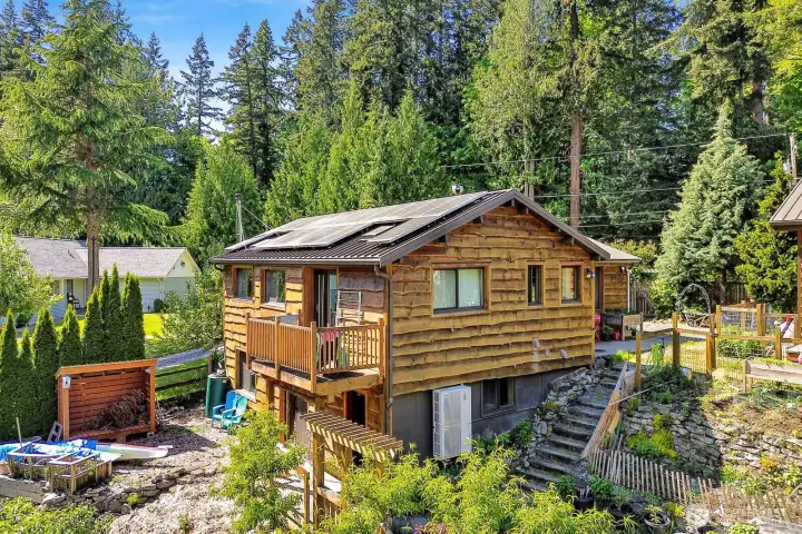 Panabode home with live edge rough cut cedar siding, providing a natural look to the home. Panabode home with live edge rough cut cedar siding, providing a natural look to the home.
