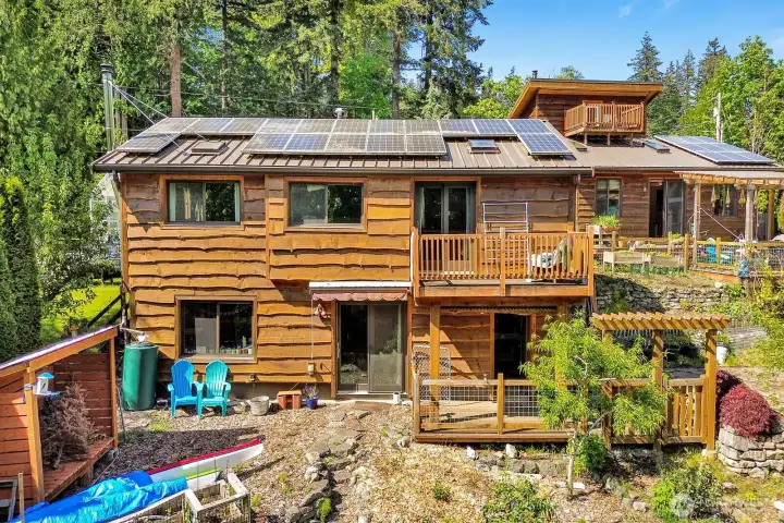 Solar panels produce ample energy for heating and cooling the home with the ductless heat pumps. Solar panels produce ample energy for heating and cooling the home with the ductless heat pumps.