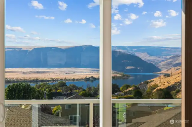 Expansive Columbia River View & Beyond