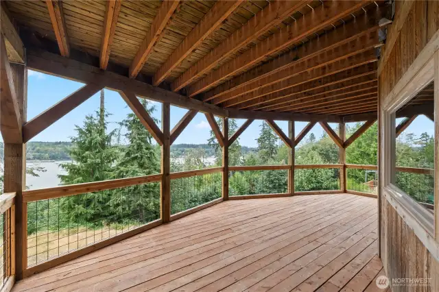 Bottom deck