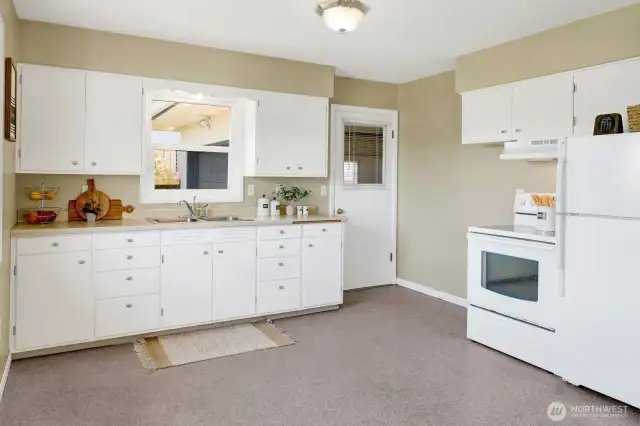 Light and bright kitchen!