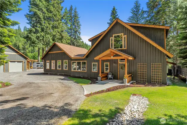 3,249 square feet of living