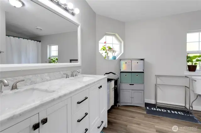 Primary en-suite bathroom