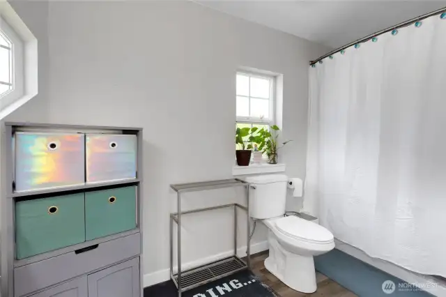 Primary en-suite bathroom