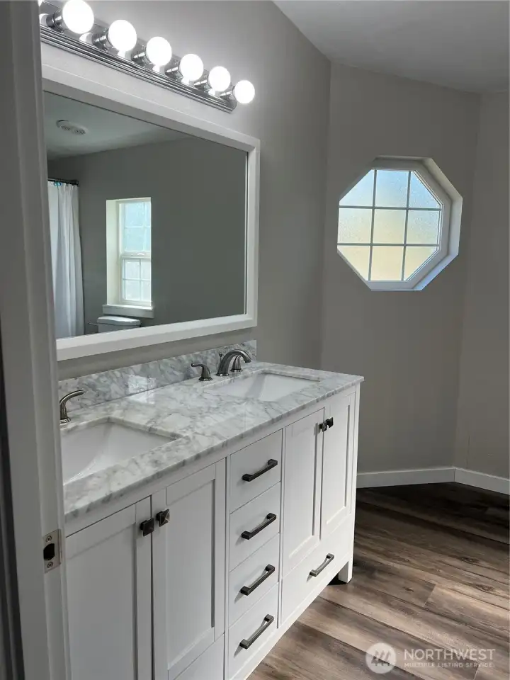 Primary en-suite bathroom