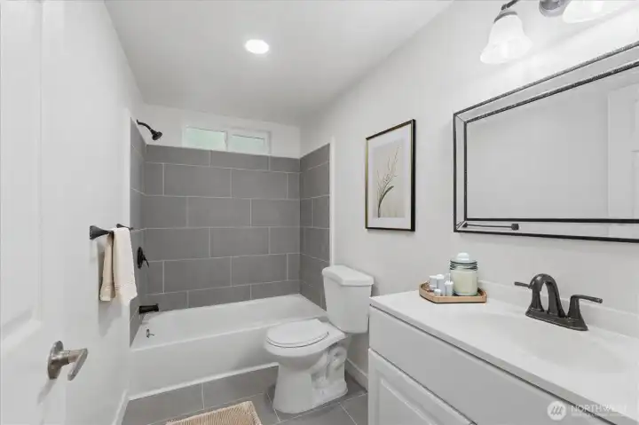 Full bathroom in hallway