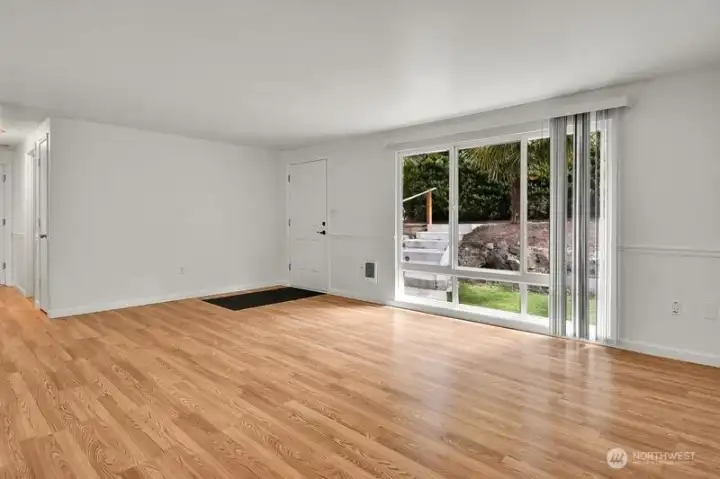 Spacious livingroom has beautiful hardwood floors
