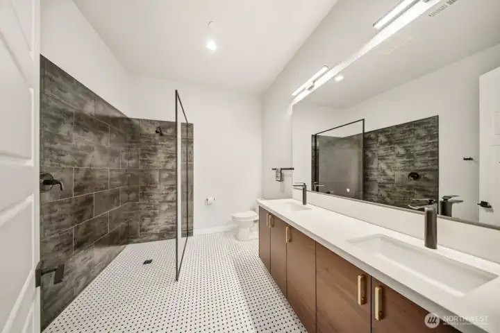 Spacious ensuite bathroom.