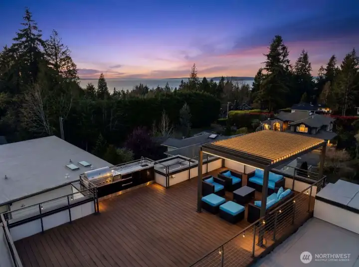 Summer has never been so fun on your fully equipped roof top deck!