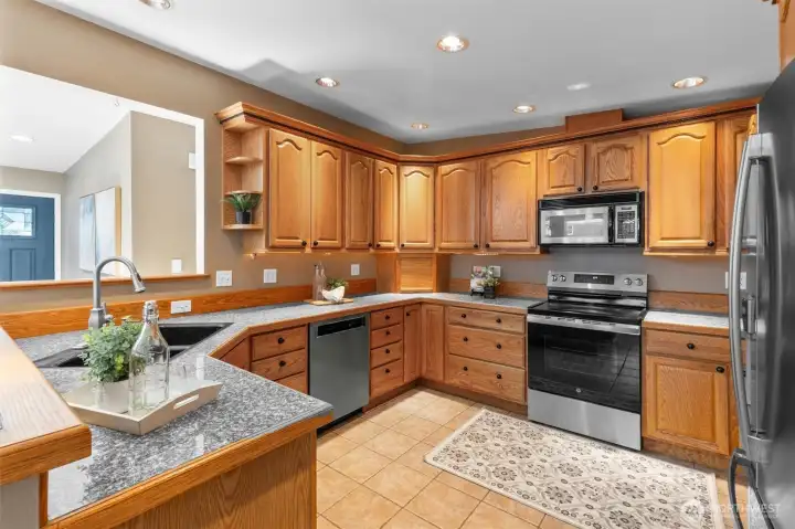 Oak kitchen, updated appliances