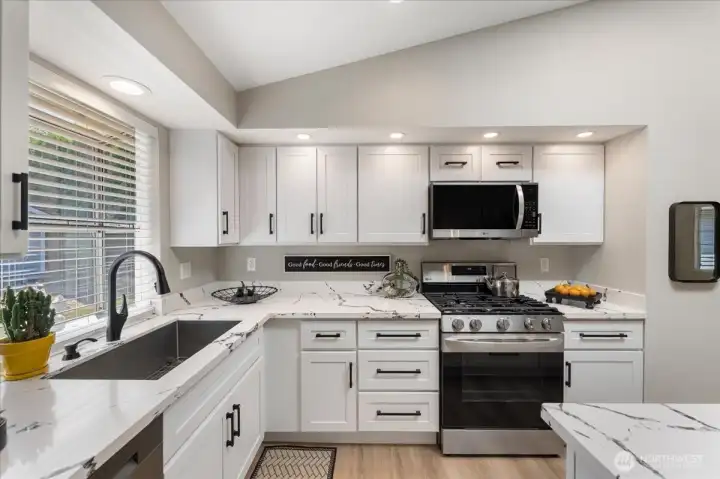 All new Stainless steel appliances complement the stylish finishes. All new Stainless steel appliances complement the stylish finishes.